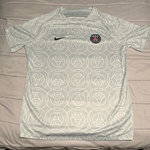 NIKE MEN'S PSG 2022/23 PRE-MATCH JERSEY AURA/MIDNIGHT NAVY